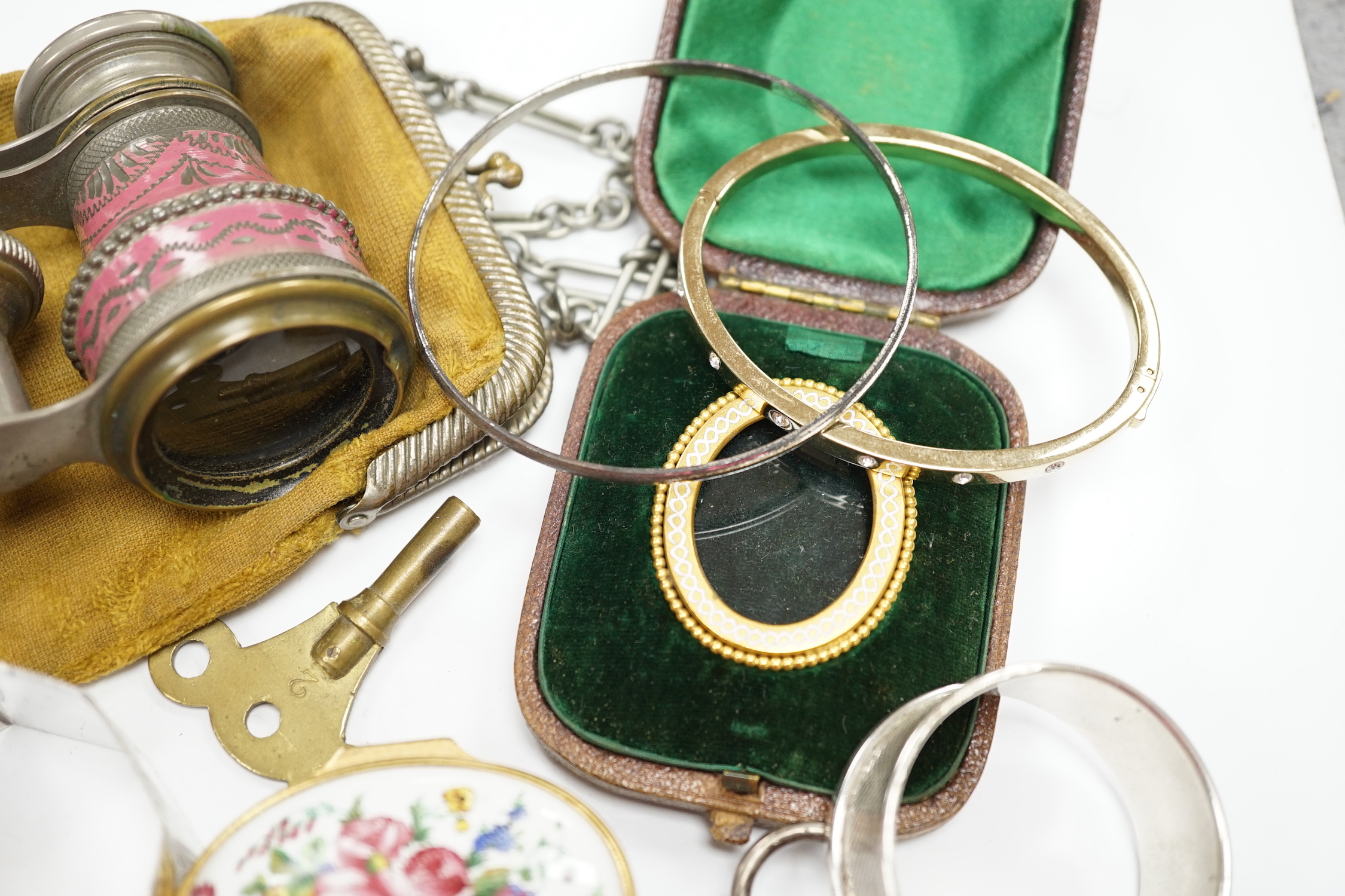 A small group of jewellery, silver and other collectables including a modern silver meat skewer, 20.6cm, silver napkin rings, Swiss 935 white metal pocket watch, unmounted cut stones, pen, opera glasses etc.